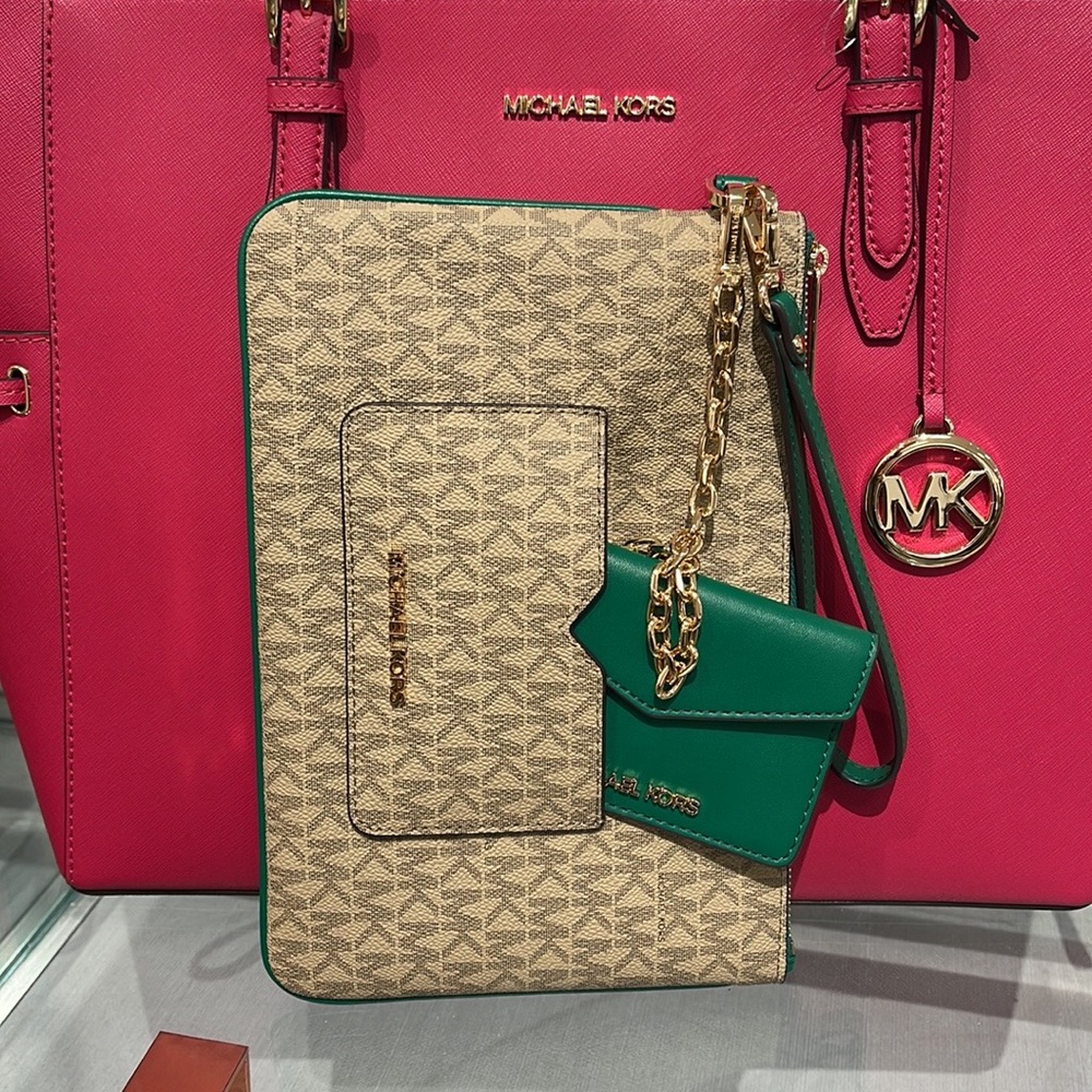 MICHAEL KORS JET SET ITEM LG 2 in 1 CARD CASE & WRISTLET
Palmetto Green 
NWT - Picture 16 of 16